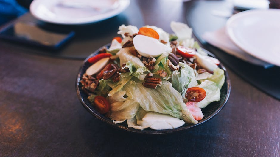 Mesclunsalat med pekannøtter og braiserte artisjokker