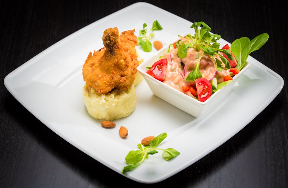 Sprø kyllinglår med knuste poteter og tomater