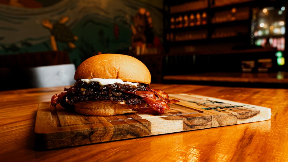 Røkt bacon- og blåmuggostburger med karamellisert løk- og tomatmarmelade