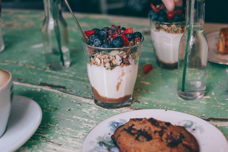 Frisk bærparfait med krem og granola