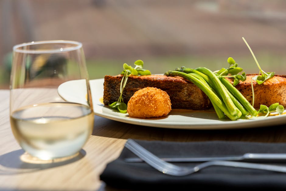Laksekroketter med svartbønnevinaigrette