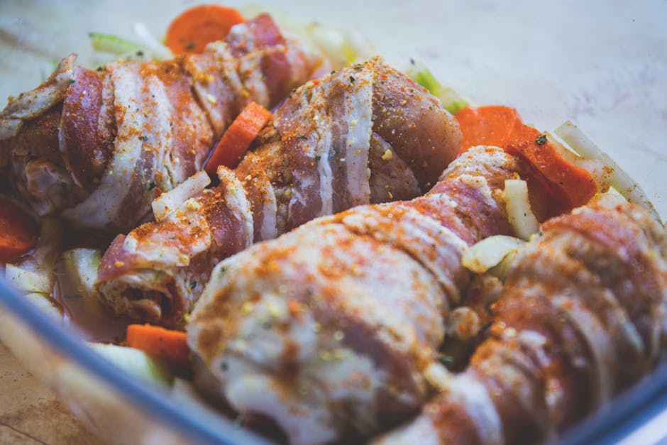 Kyllingbryst fylt med blåmuggost og pekannøtter, innbakt i bacon