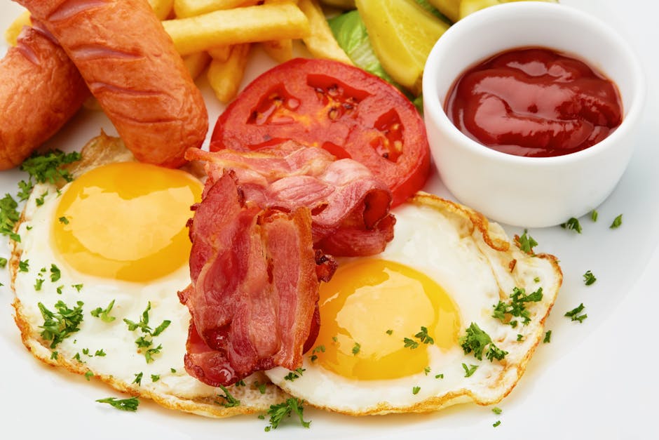 Vestlig omelett med bacon, pølse og grønnsaker