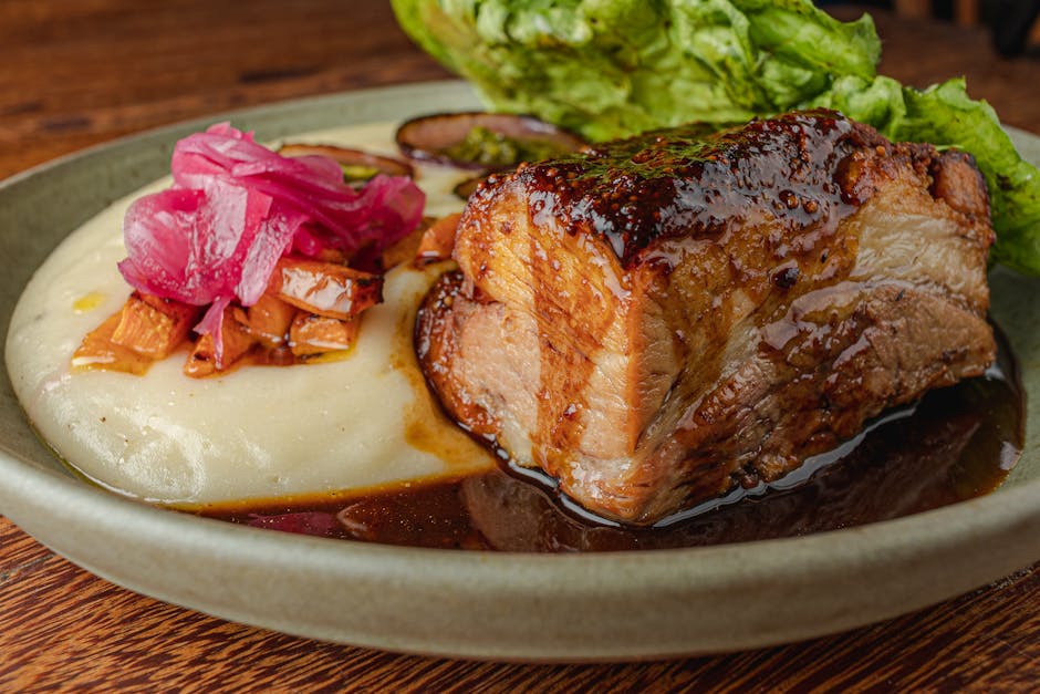 Røstet hjorteloin med korn, pastinakkpuré og poivrade-saus