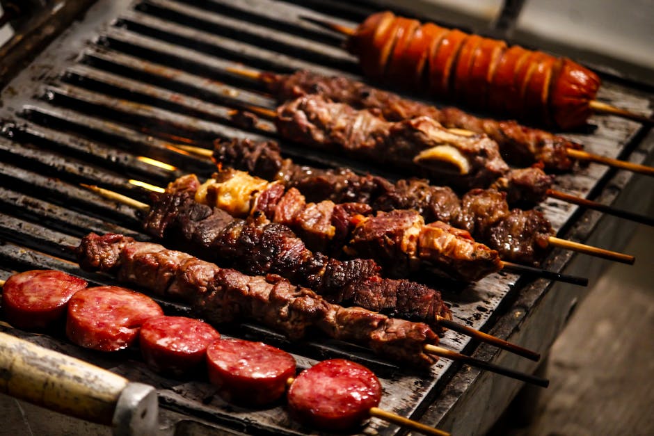 Grillede biff- og pølsespyd med salsa og chimichurri