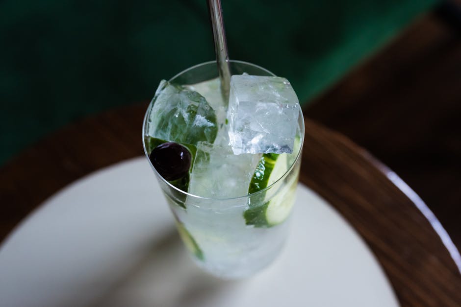 Gin og bittermelon-cocktail med bær