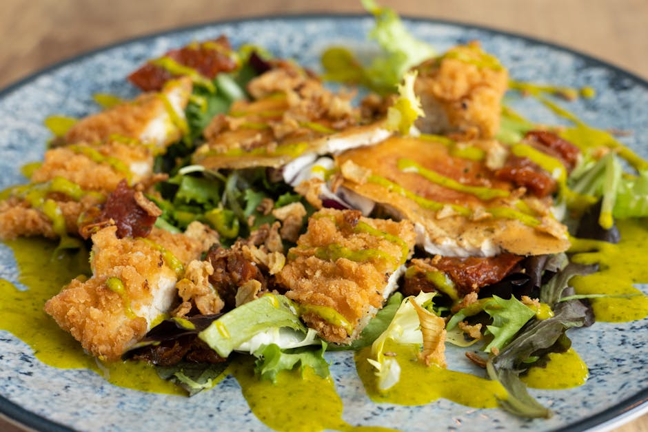 Fritert kyllingsalat med søt Dijon-vinaigrette