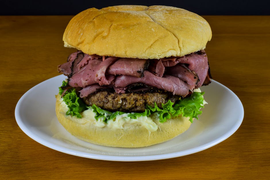Latke Burger med Corned Beef og Eple-Rødbetsalat