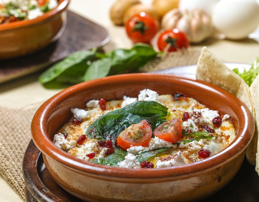 Harissa-bakte egg med fetaost, mynte og svarte oliven