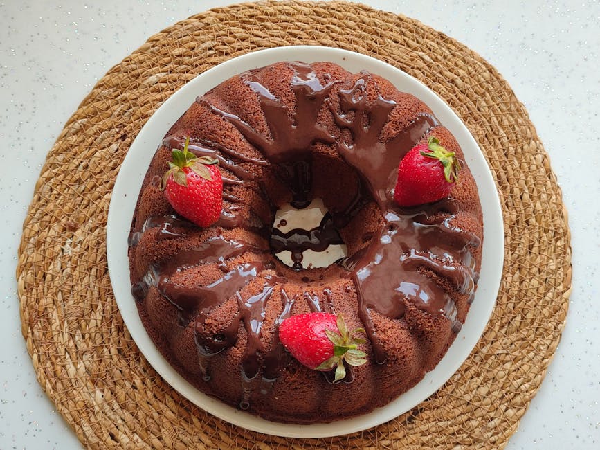 Sjokoladekake i form med kirsebærsirup