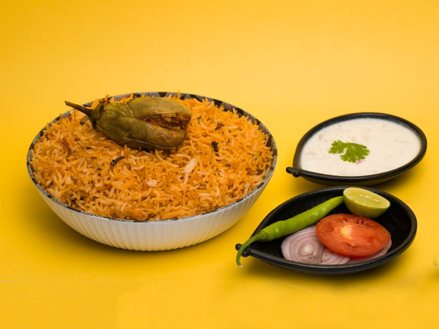 Grønnsaksbiryani med løk- og agurkraita