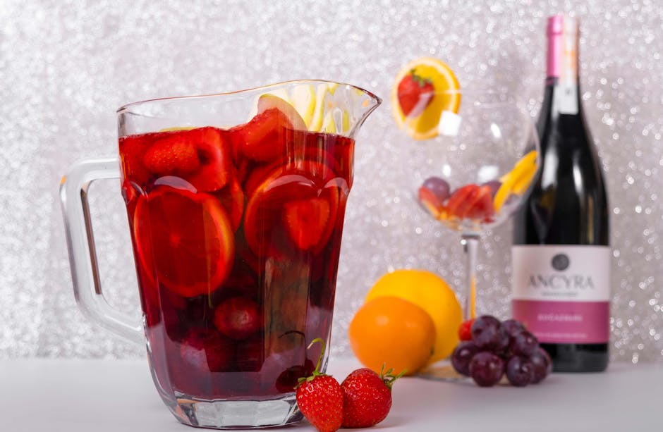 Skinnende rød sangria med bjørnebær og frukt