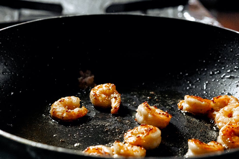 Reker og grits med andouillepølse og krydret smørsaus