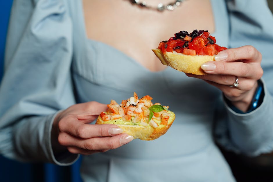 Reker og brødskåler med olivenpesto og tomater