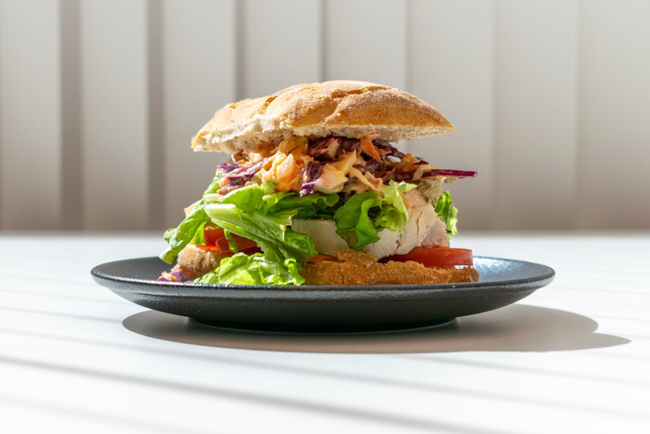 Åpen kalkunsandwich med pølsestuffing og saus