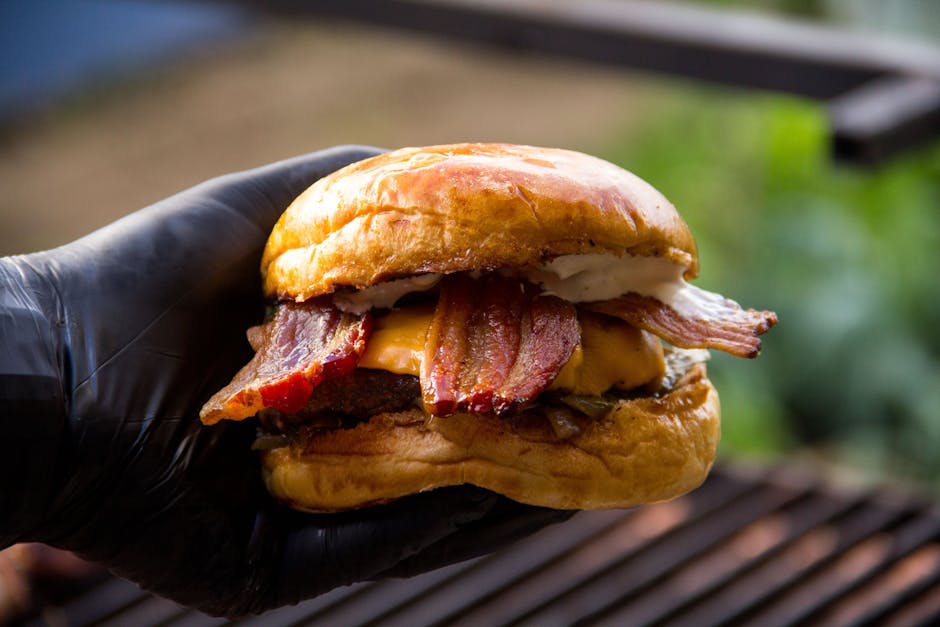 Innvendige bacon- og osteburgere med grillet vårløkmajones