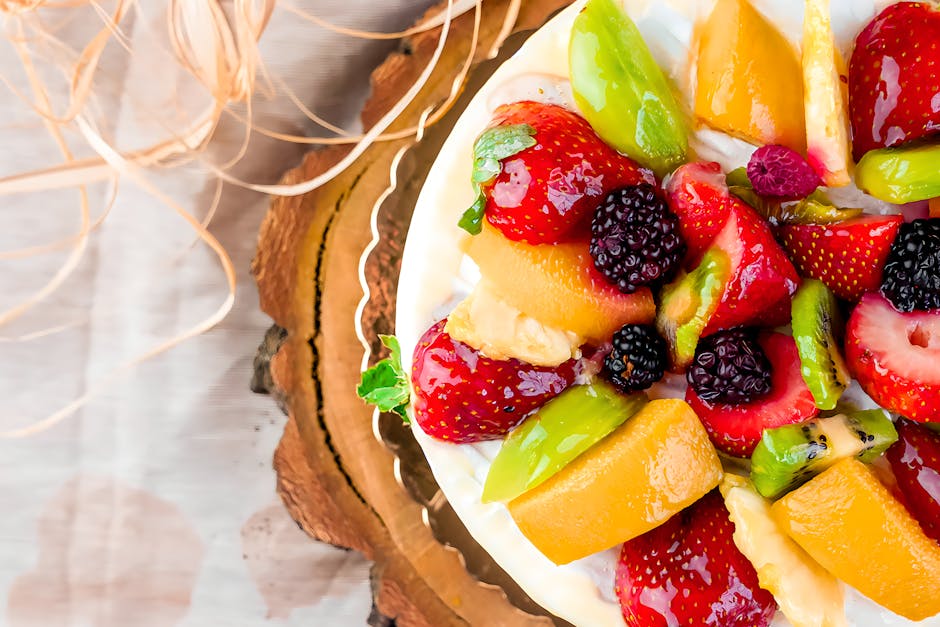 Mandelkake med frisk frukt og aprikosglasur