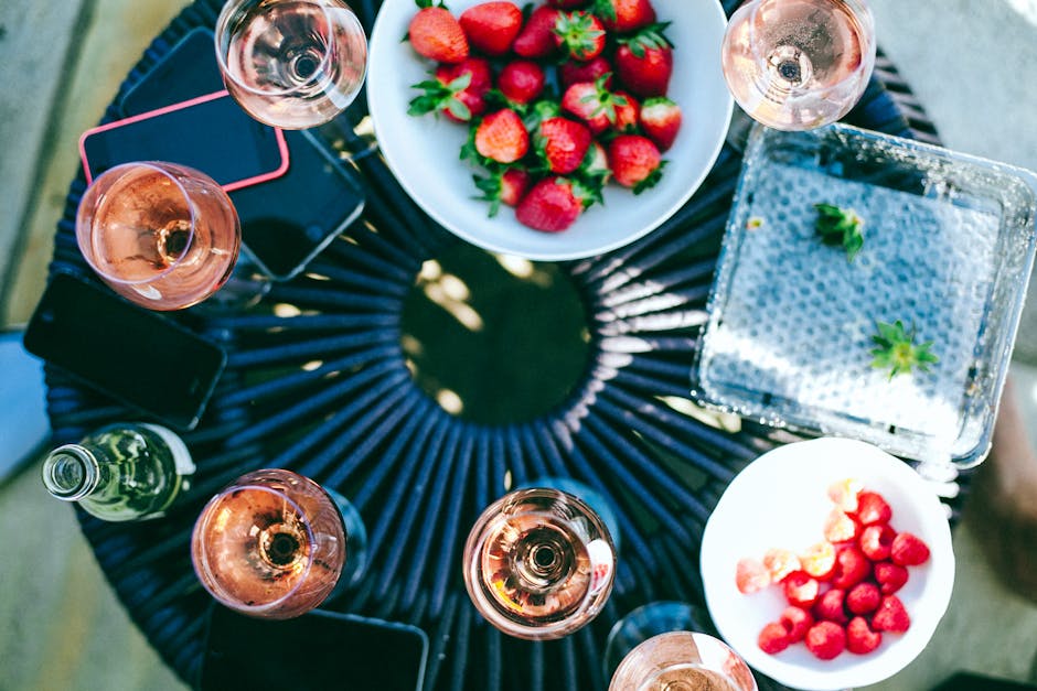 Forfriskende rosévinpunch med bær og nektarin