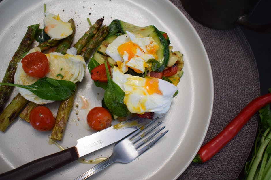 Posjerte egg med arvetomater, rødløk og feta