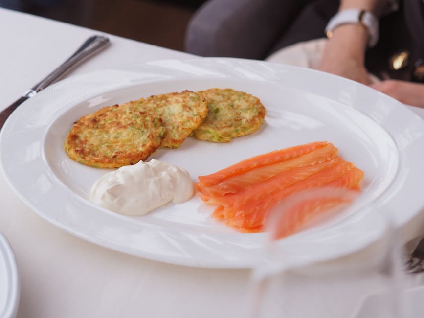 Lakse- og potetkaker med ovnsbakt tomatsaus