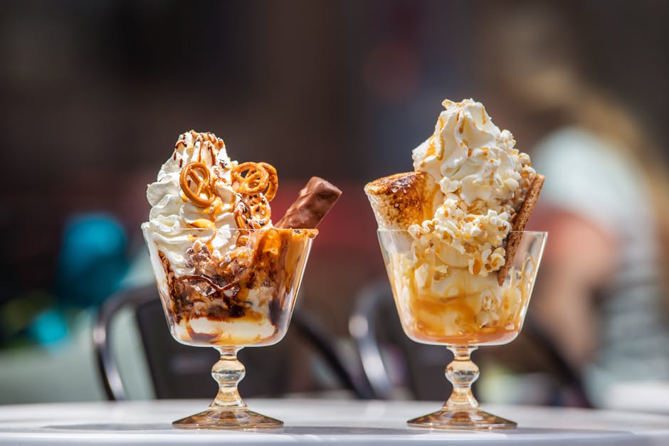 Overdådig sundae med karamell og kjeks