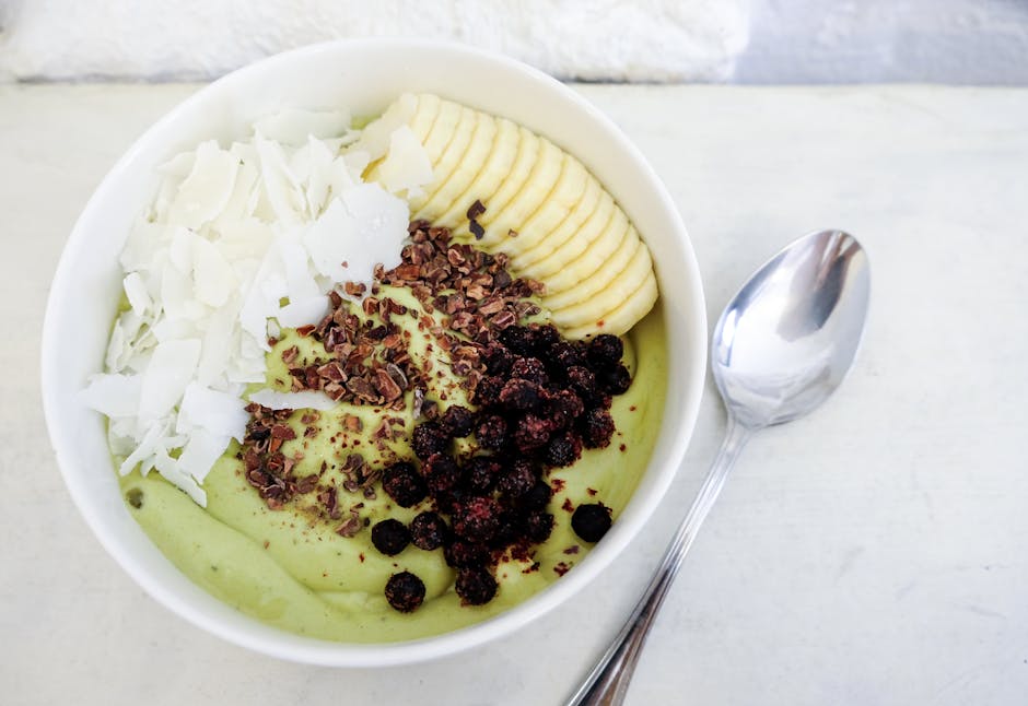 Søt avokadopuré med lime og bær
