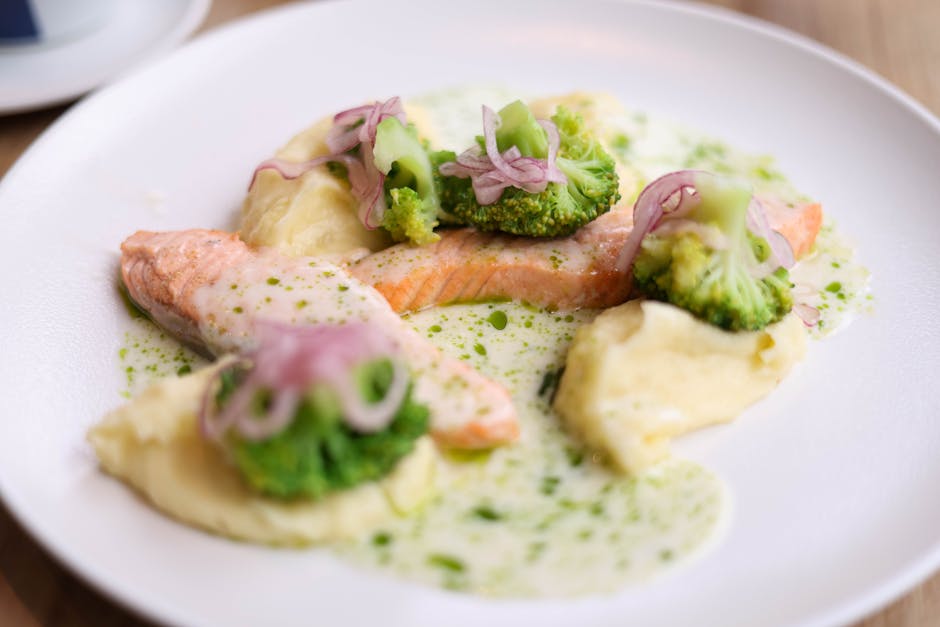 Pochert laks med Dijon-dillsaus og myntepoteter