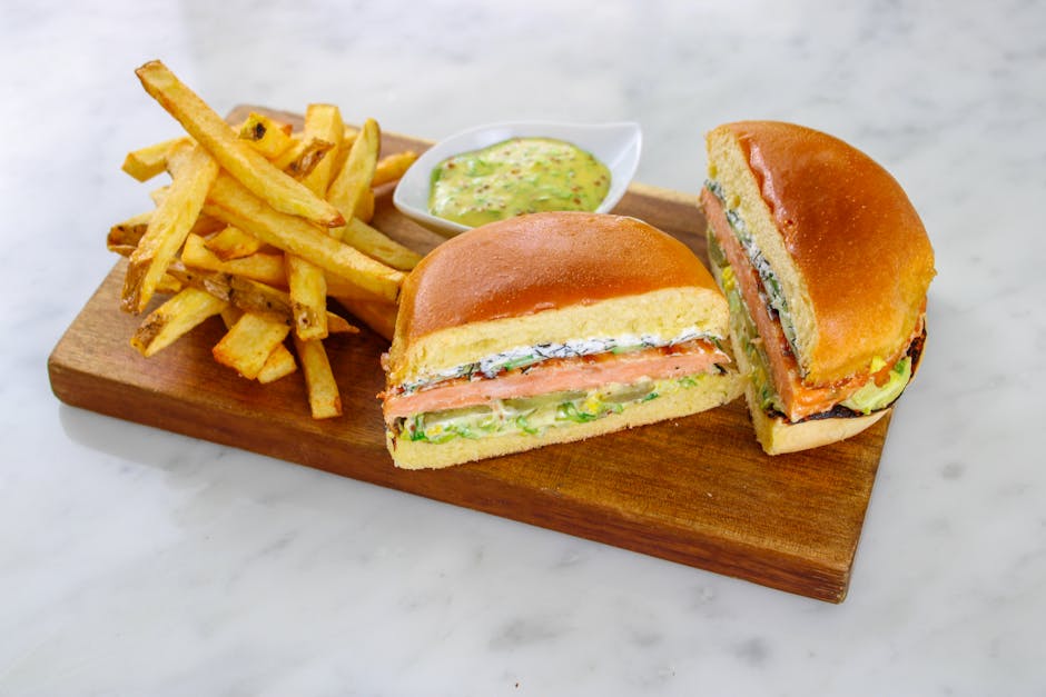 Laksesandwich med sprø pommes frites