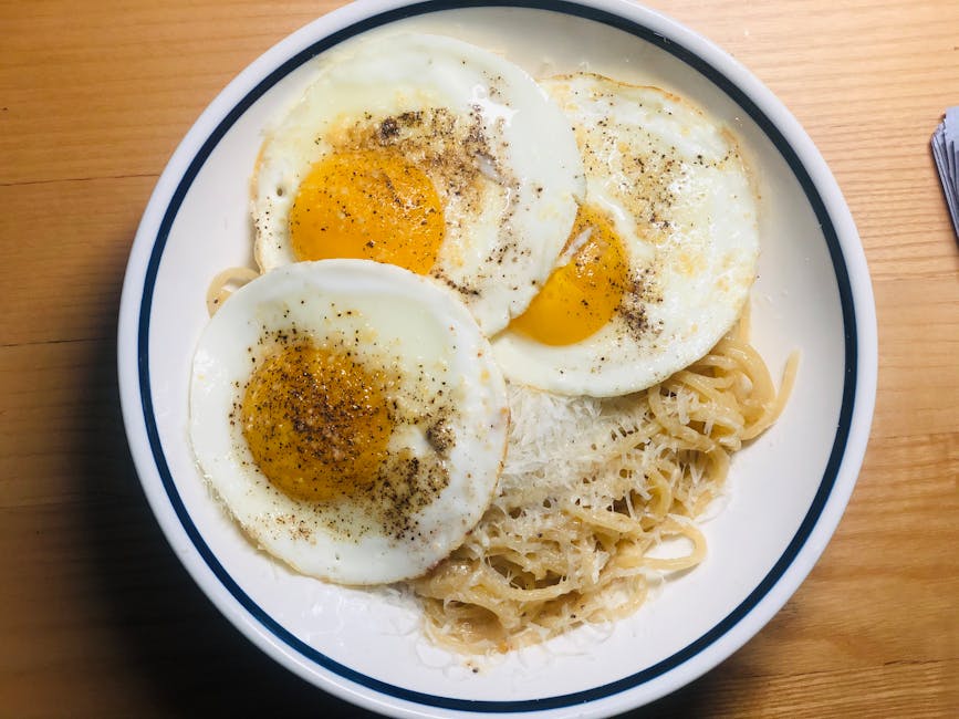 Pasta med fritert egg, rød pepper og urter