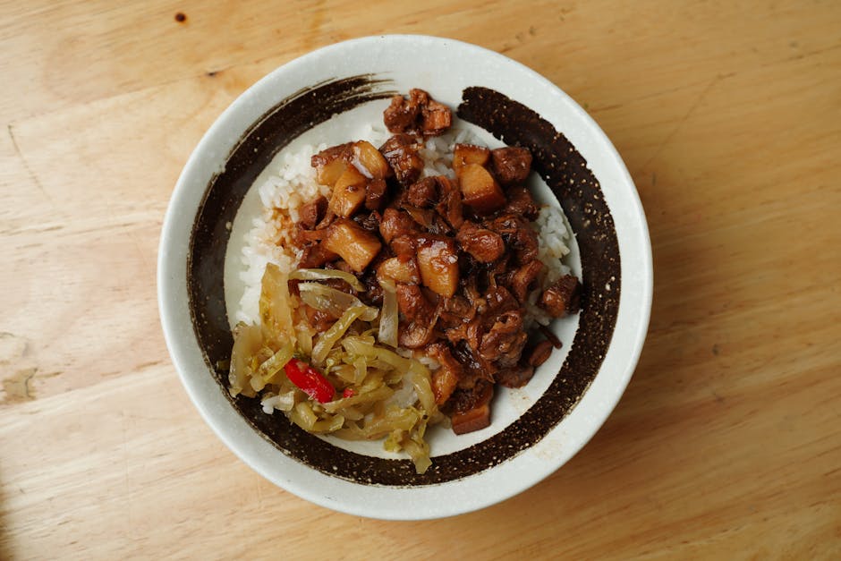 Radicchioskåler med svinekjøtt og krydret ris