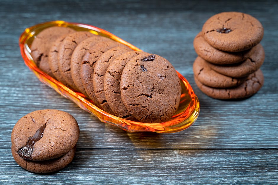 Sorte og oransje kjeks med sjokolade og appelsin