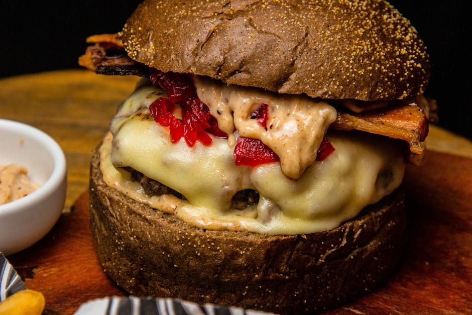 Saftig burger med ovnsbakt hvitløkspasta