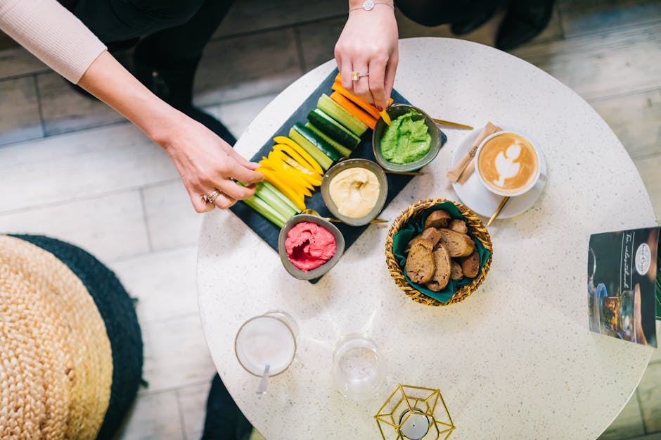 Fargerikt cruditéfat med to dipper