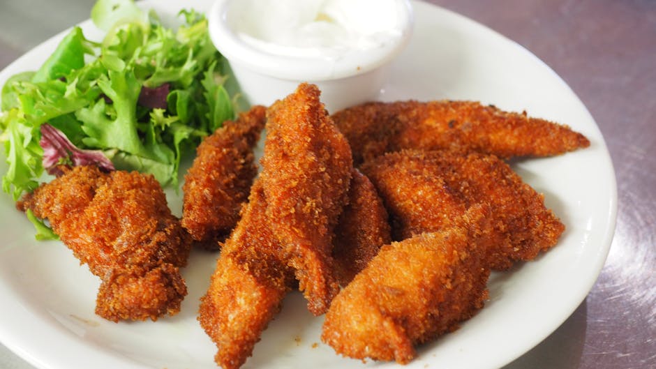 Sprø kyllingstrimler med dillmajones og salat