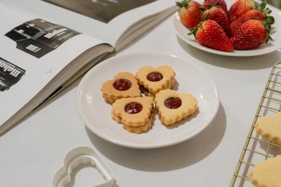 Peanøttsmørkjeks med jordbærsyltetøy