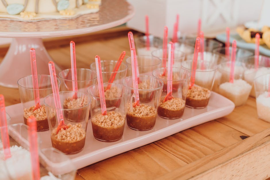 Brødpudding i porsjonsformer med bourbon-saus