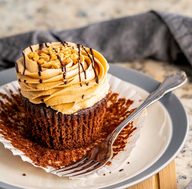 Sjokolade- og peanøttcupcakes med brittle