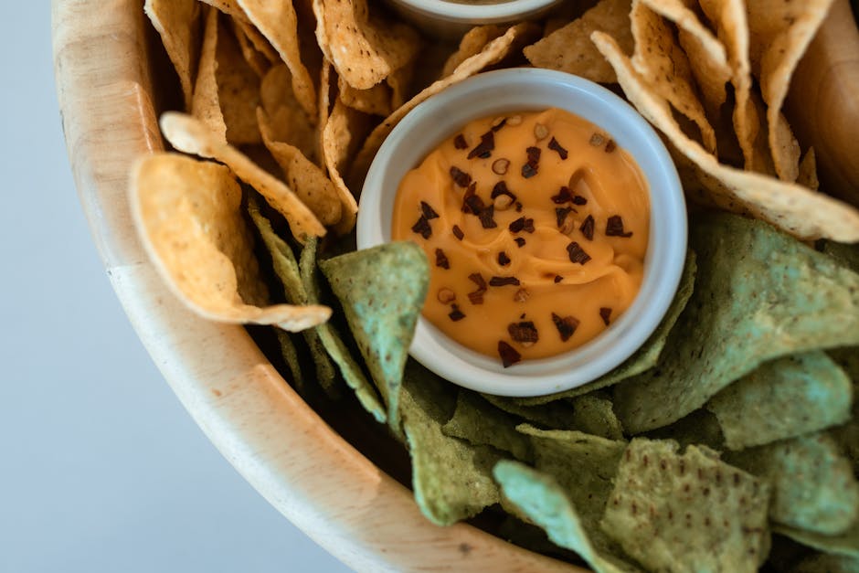 Hjemmelagde BBQ-chips med blåmuggostdip