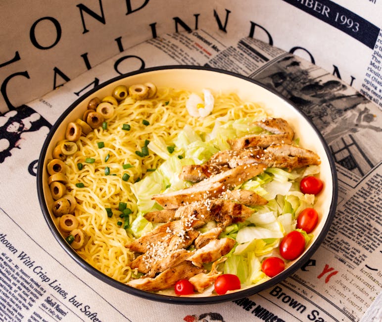 Peanøtt- og kyllingsalat med nudler