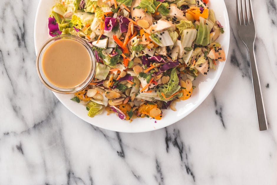 Frisk asiatisk salat med sesamdressing