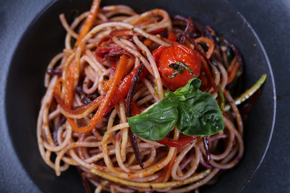 Frisk sommerpasta med cherrytomater og basilikum