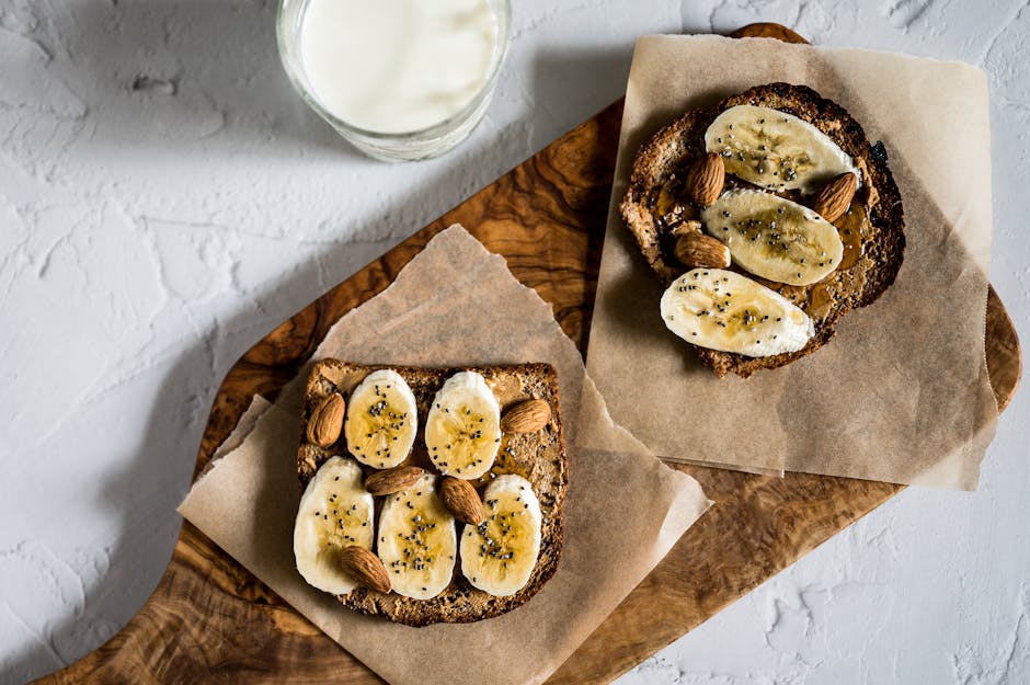 Karamelliserte fikentoasts med yoghurt og mandler