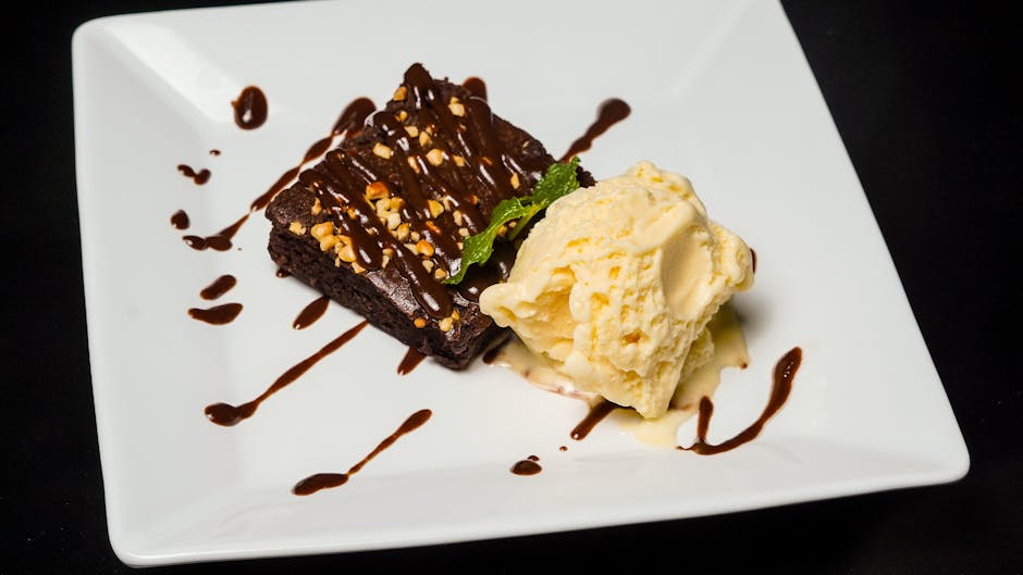 Varm sjokoladebrownie med valnøtter og krem