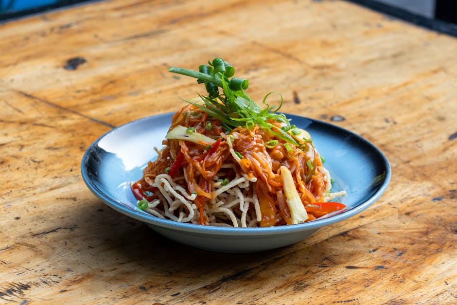 Sprø nudelsalat med peanøttdressing