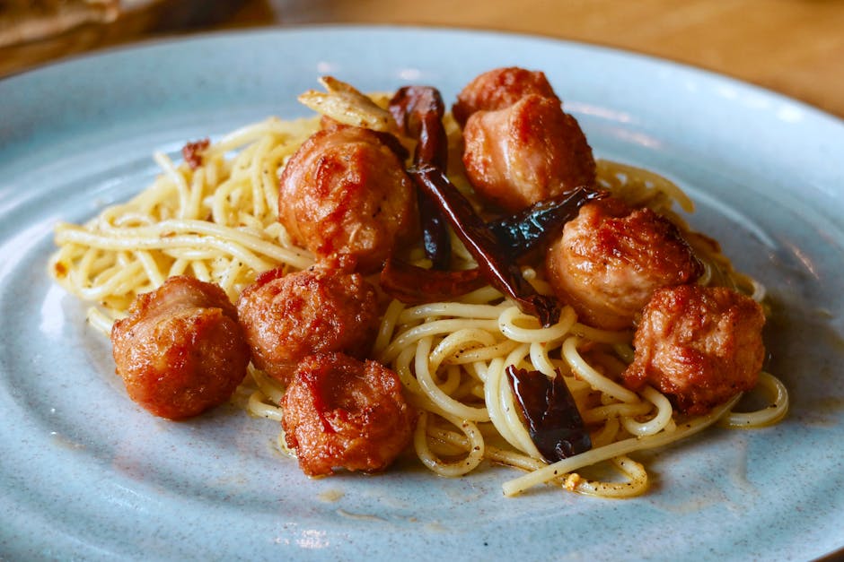 Fersk pasta med favabønner, tomater og italiensk pølse