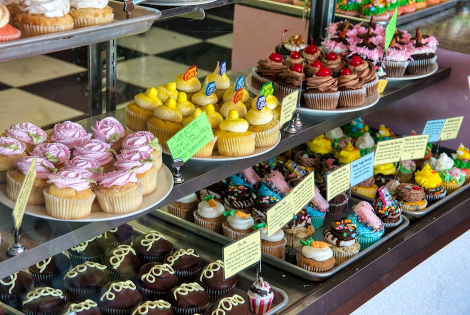 Svart- og hvitfargede cupcakes med kremostfyll