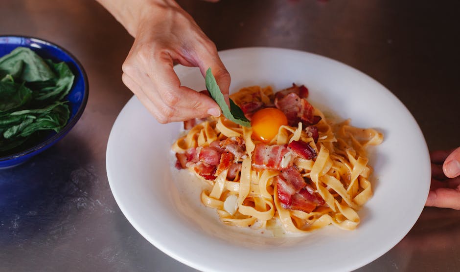 Pasta med stekte egg, karamellisert løk og sprøtt bacon