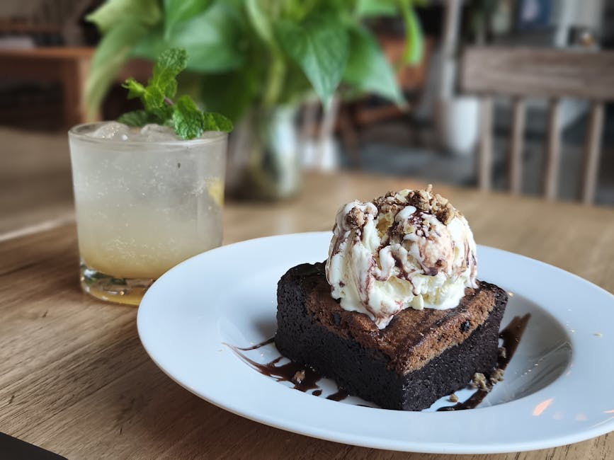 Brownie Sundae med bringebær og vaniljeis