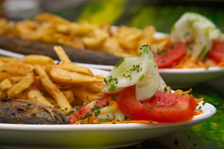 Stekt auberginesalat med tomat, agurk og urtesaus