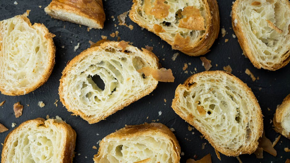 Croissant- og smørpudding med vaniljekrem